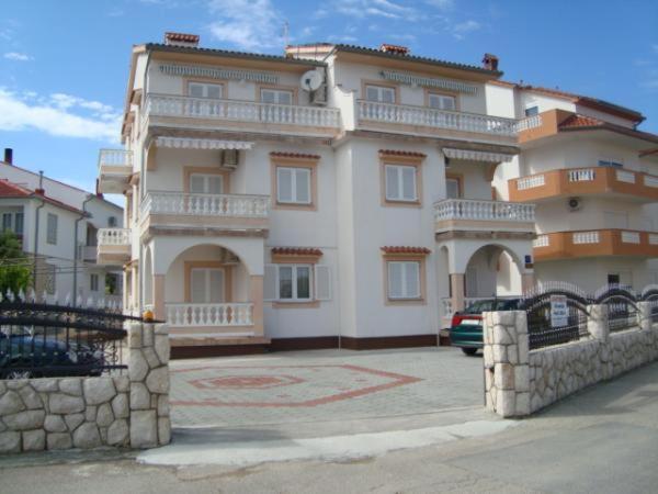 Apartmani Ruzarija Rab Town Exteriör bild